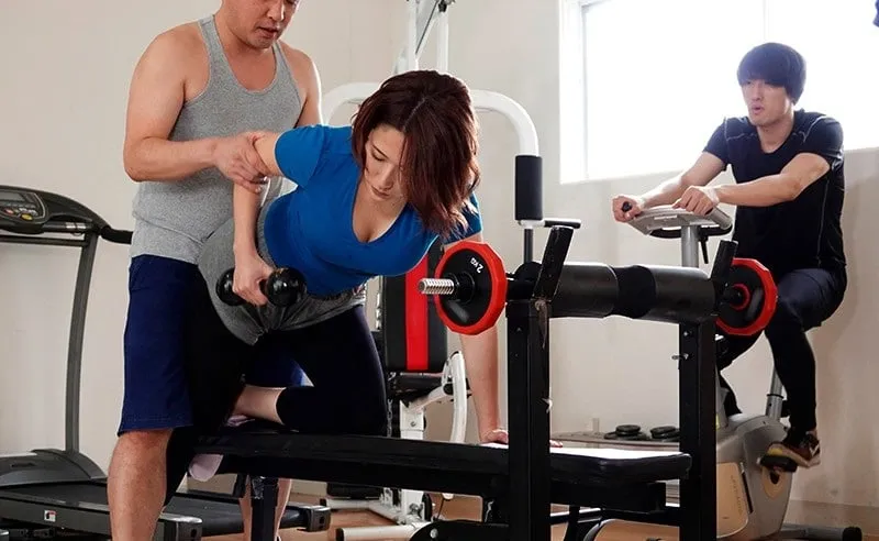 Gã chồng phát hiện vợ lén lút với huấn luyện viên thể hình
