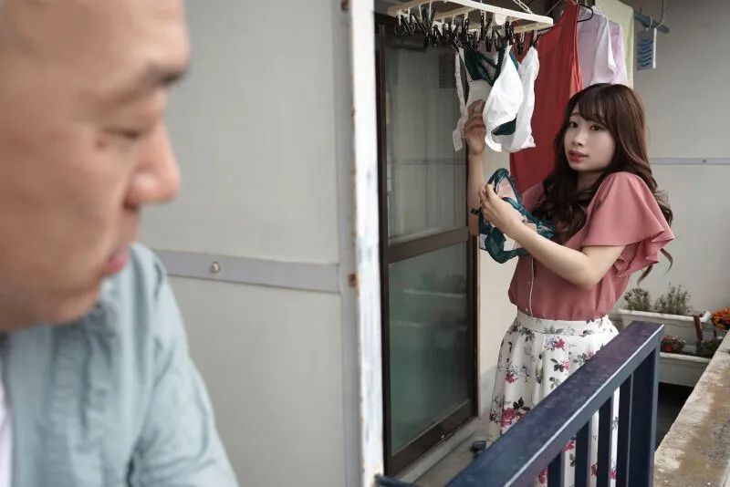 Gã cạnh bên nhà chuyên soi mói và cặp vợ anh xã thường xuyên rên la quá to