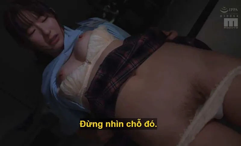Sếp lớn mưu đồ quan hệ với cô em dưới quyền kiêu kỳ lười nhác, suốt ngày bận rộn chat chit cùng người yêu.